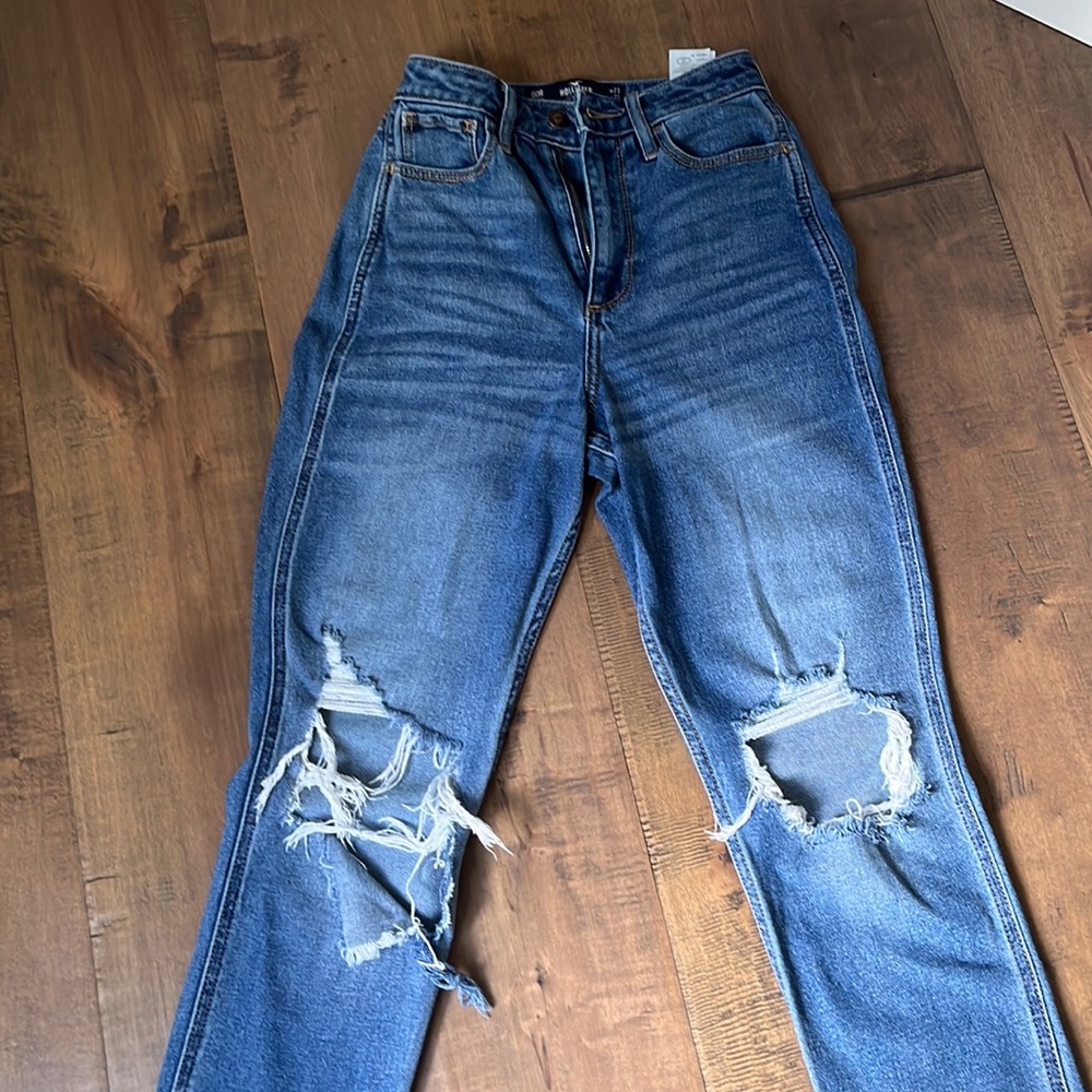 HOLLISTER RIPPED HIGH-RISE MOM JEANS